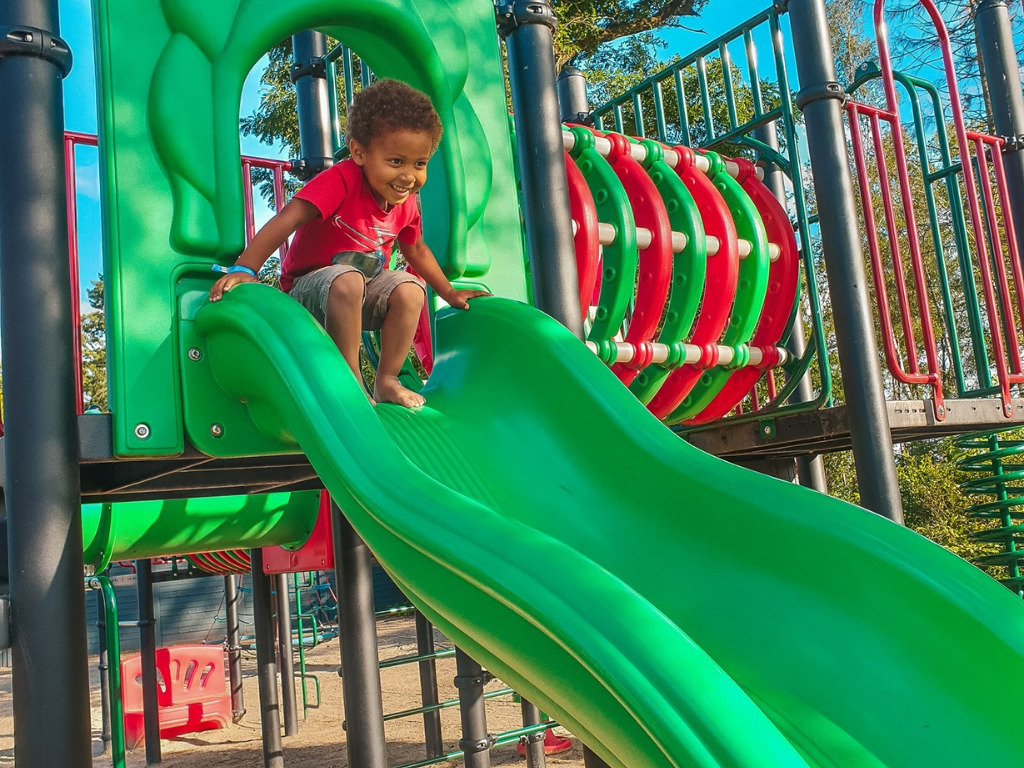 metalen speeltoestel met kunststof speelelementen Camping De Achterste Hoef in Bladel