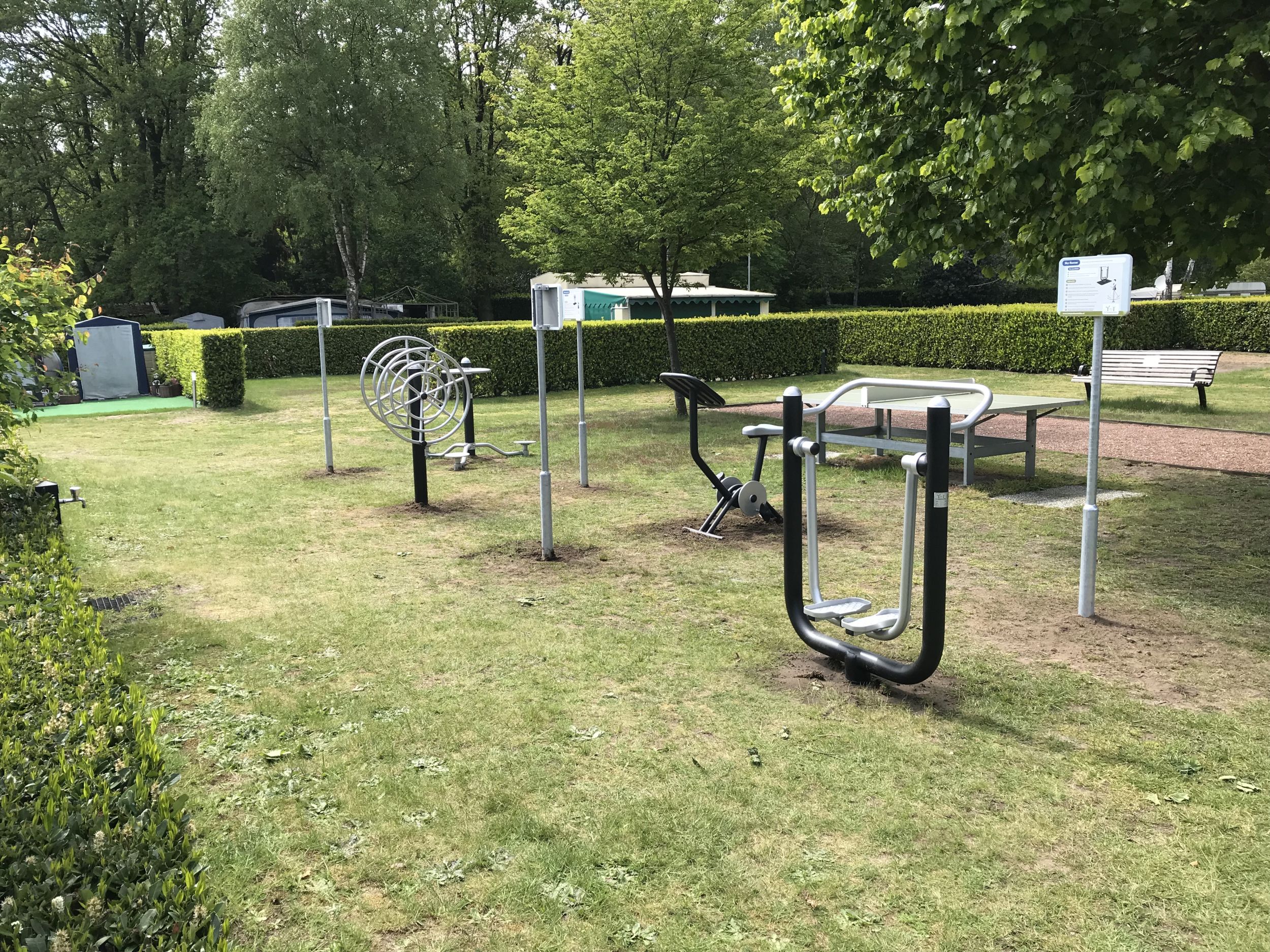 Outdoor fitnesstoestellen bij Camping de Geuldert