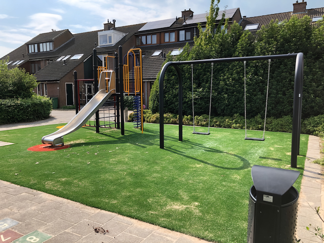 Klimtoestel en schommel op de speelplek aan De Schepegaten in Nieuwkoop