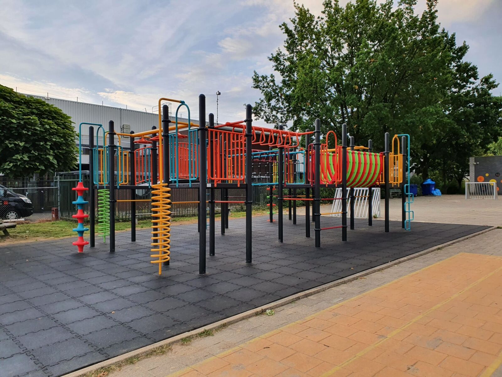 Combinatietoestel op schoolplein bij SBO De Griffel in Heerlen