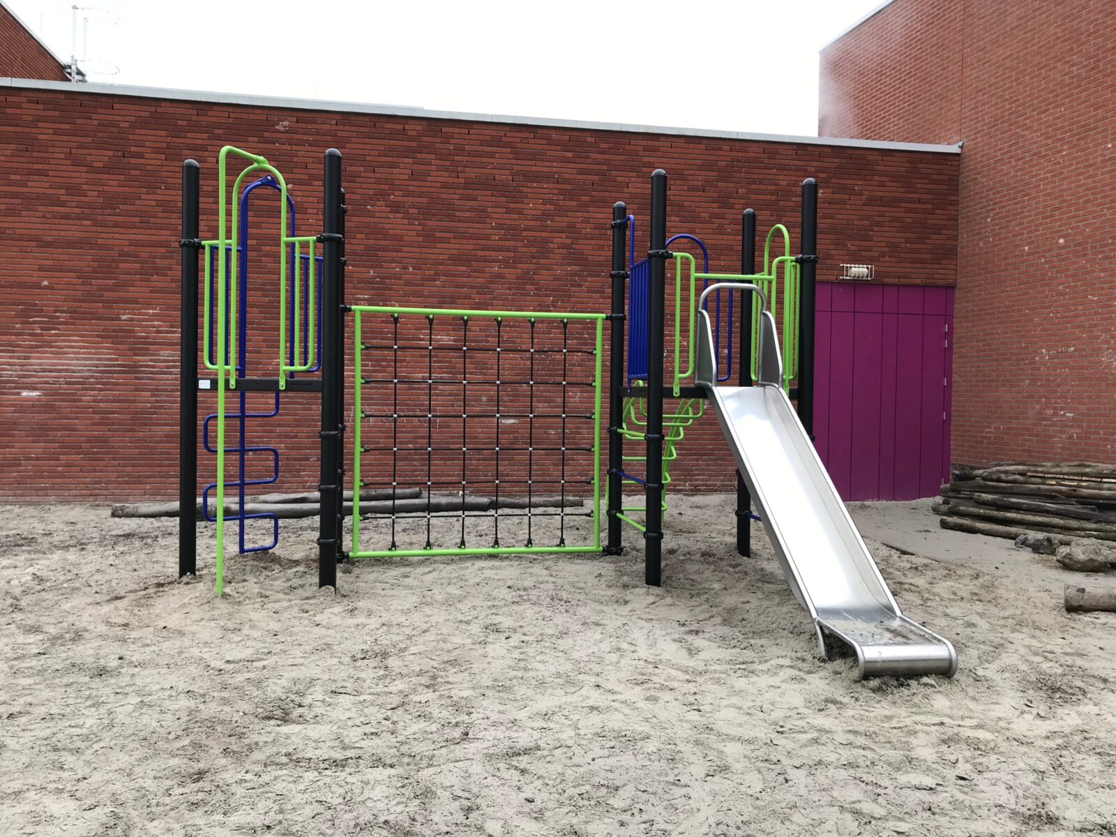 Klimtoestel met rvs glijbaan en klimnet in blauw met frisgroen