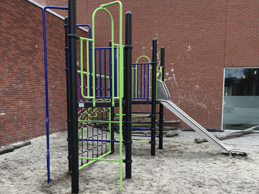 Klimtoestel op schoolplein bij OBS Cranendonck in Maarheeze