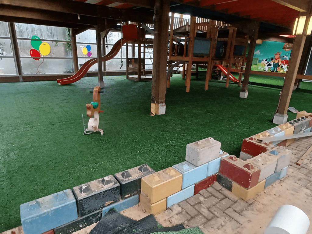 Kunstgras met shockpads in binnenspeeltuin Camping 't Stien'nboer in Haaksbergen