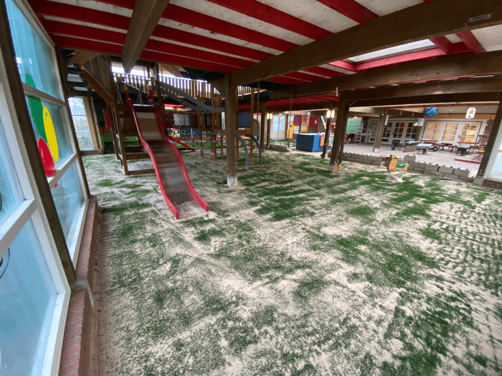 Kunstgras met shockpads in binnenspeeltuin Camping 't Stien'nboer in Haaksbergen