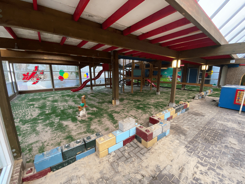 Kunstgras met shockpads in binnenspeeltuin Camping 't Stien'nboer in Haaksbergen