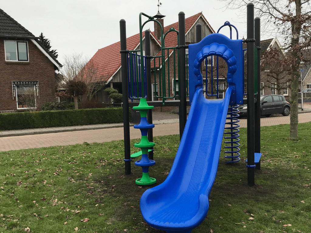 Nieuwe speeltoestellen op verschillende speelplekken in Westerhaar/Vriezenveensche Wijk in Gemeente Twenterand