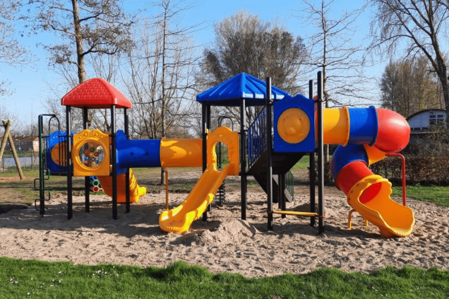 Speeltoestel met glijbanen bij Speeltuin De Sluis in Gouda