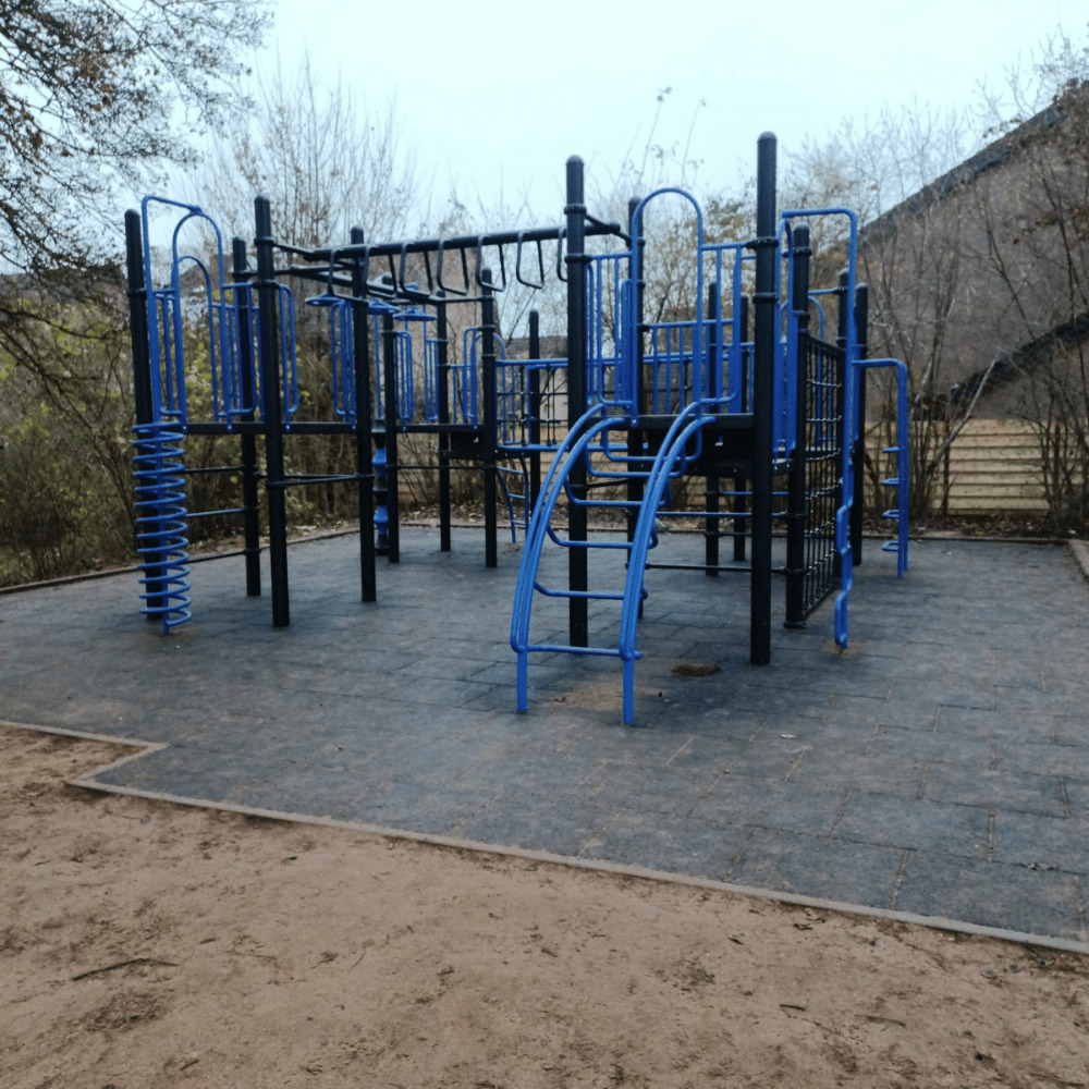 zelf ontworpen klimtoestel op schoolplein Canadaschool in Doetinchem