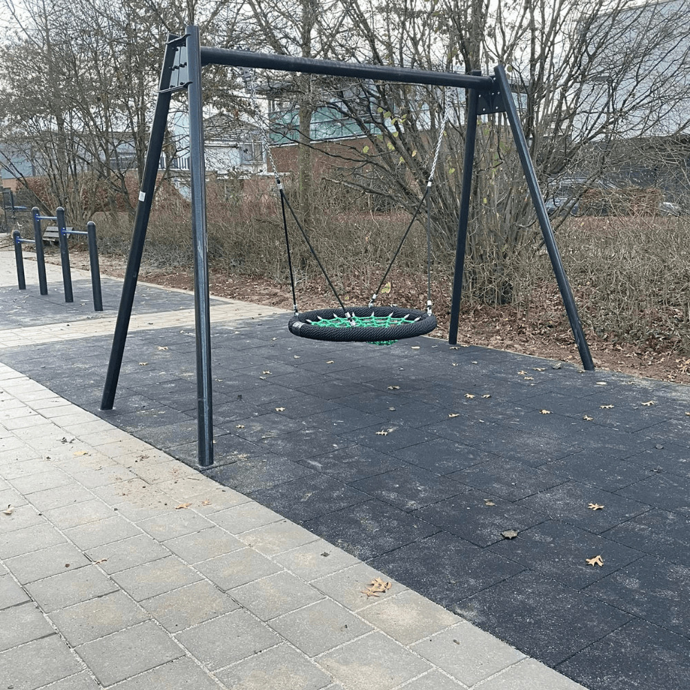 vogelnestschommel op schoolplein Canadaschool in Doetinchem