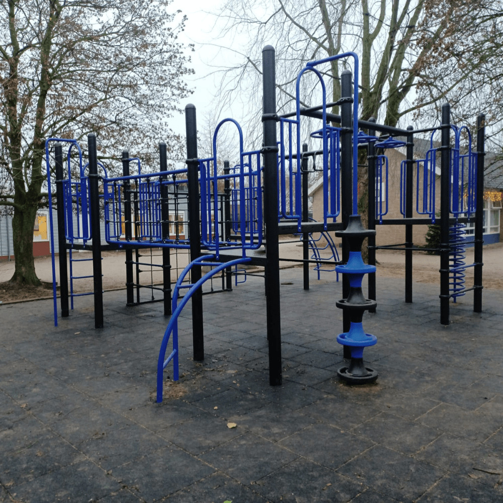 in TnT 3D-ontwerper zelf ontworpen klimtoestel op schoolplein Canadaschool in Doetinchem