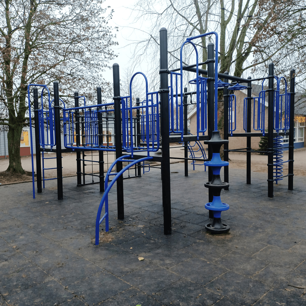 in TnT 3D-ontwerper zelf ontworpen klimtoestel op schoolplein Canadaschool in Doetinchem