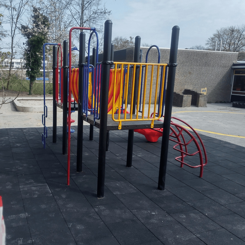 Nieuw speeltoestel op schoolplein van OBS Spitsbergen in Apeldoorn