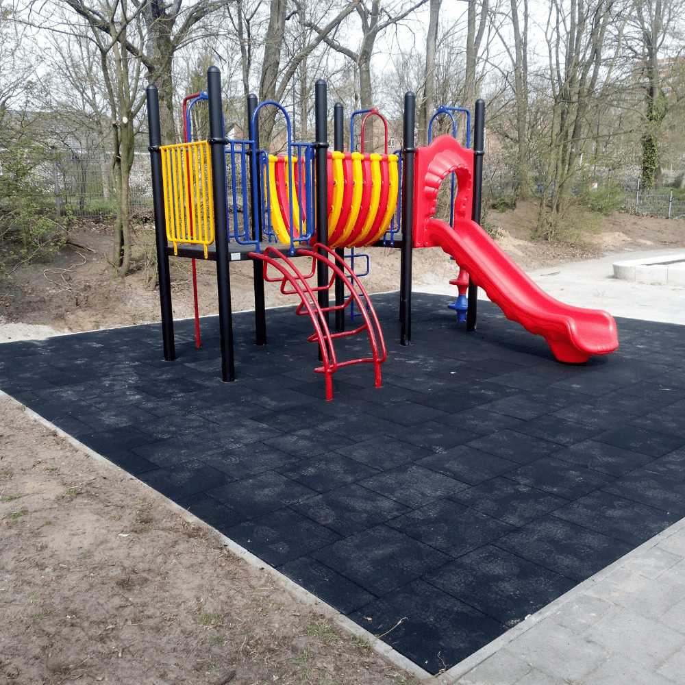 Nieuw speeltoestel op schoolplein van OBS Spitsbergen in Apeldoorn