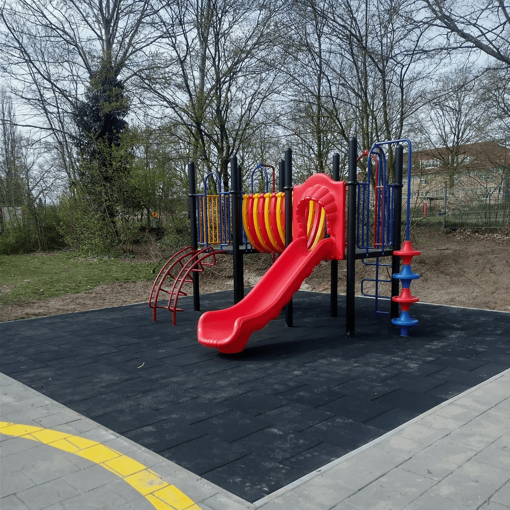 Nieuw speeltoestel op schoolplein van OBS Spitsbergen in Apeldoorn