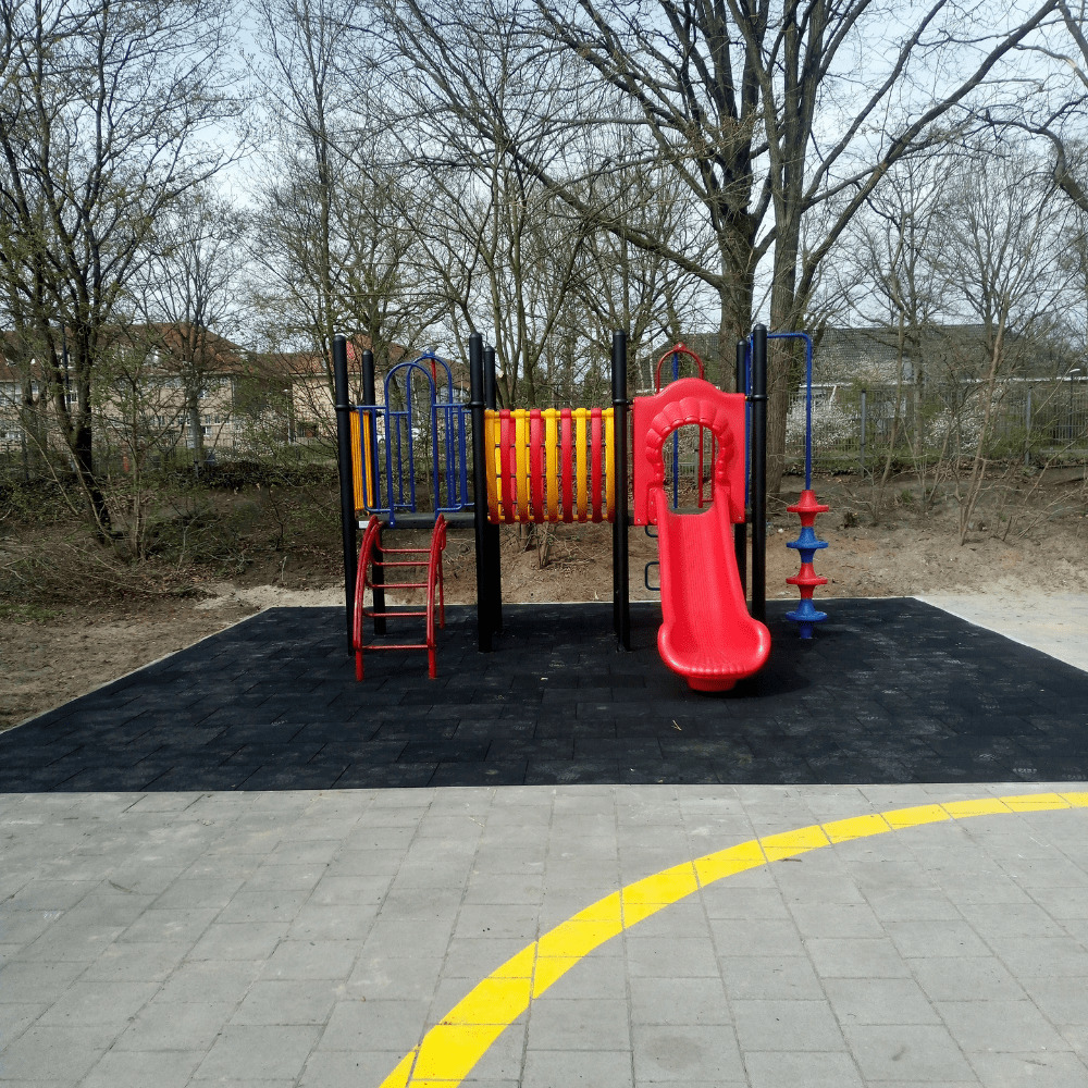 Nieuw speeltoestel op schoolplein van OBS Spitsbergen in Apeldoorn