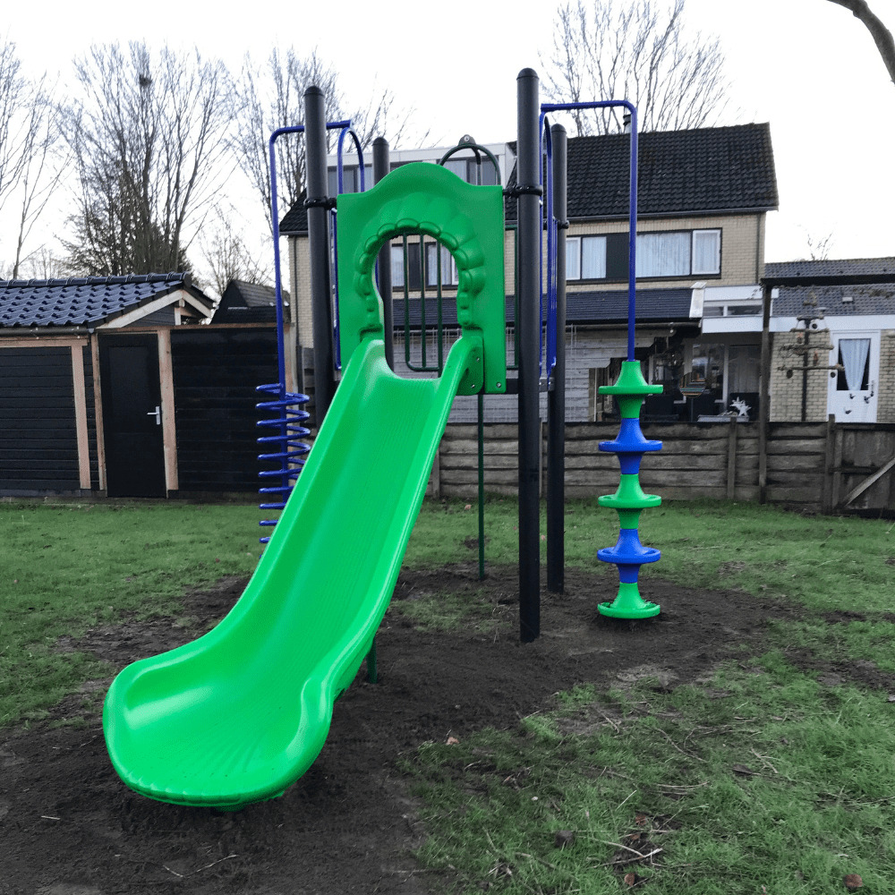 klimtoestel met glijbaan bij speelplek Beukenhoek in Vroomshoop