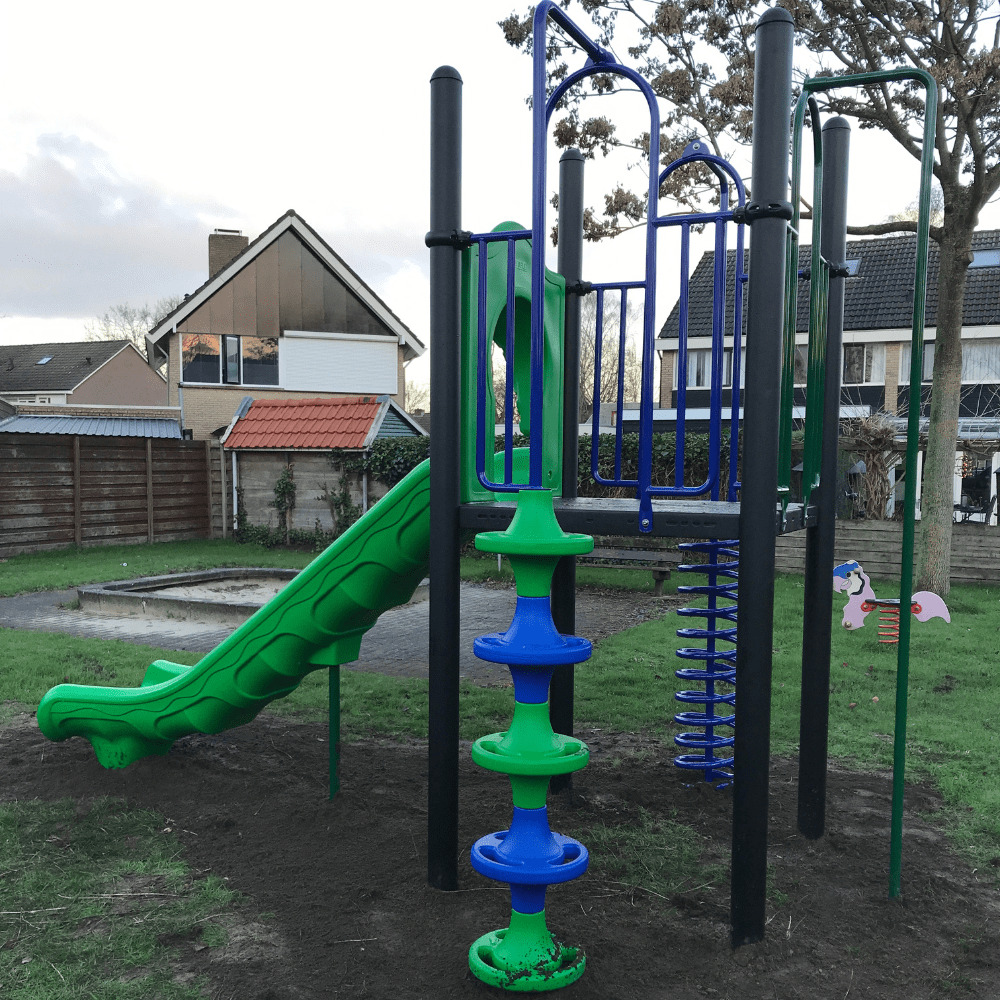 klimtoestel met glijbaan bij speelplek Beukenhoek in Vroomshoop