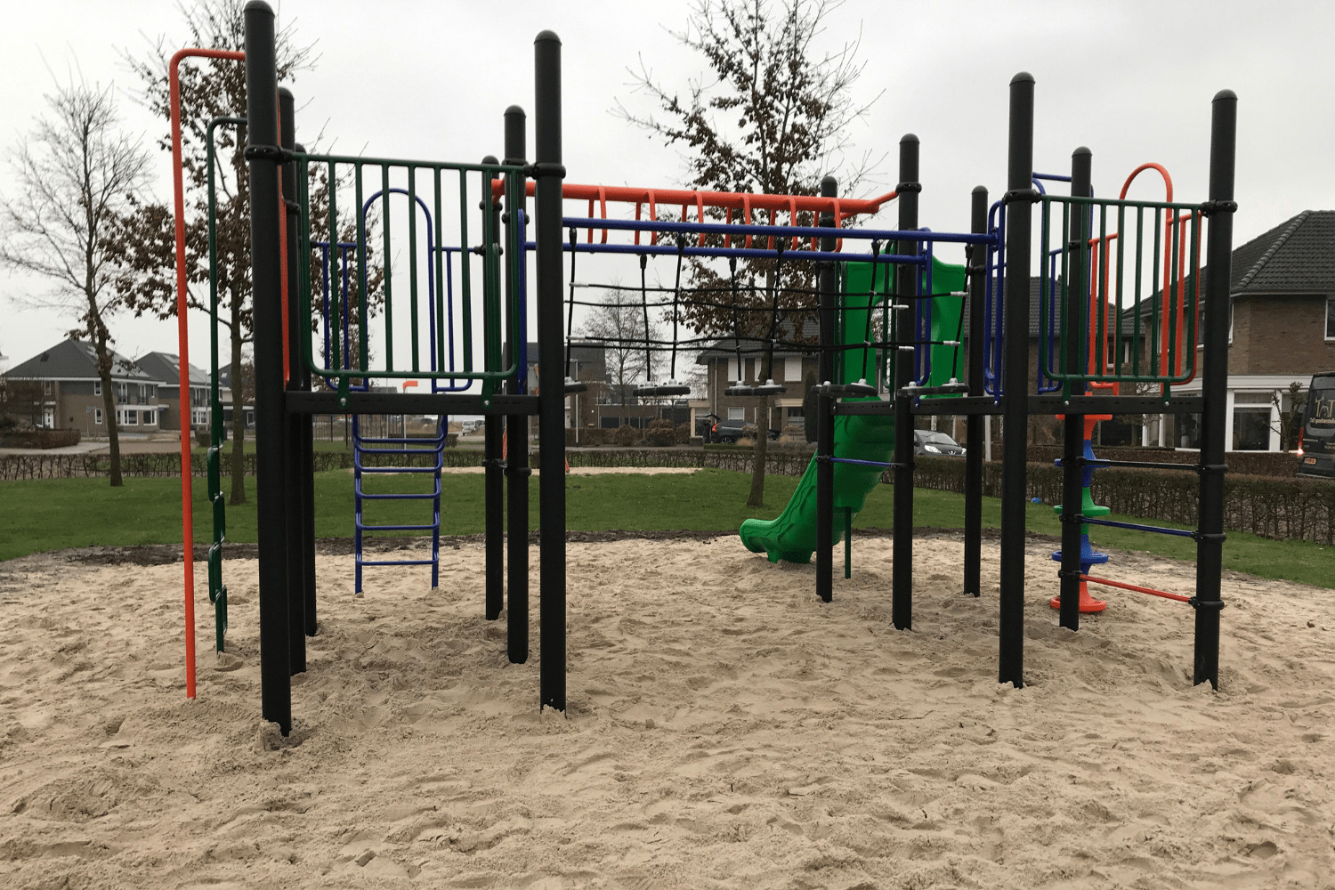 combinatietoestel met glijbaan op speelplek Kruidenlaan in Vroomshoop