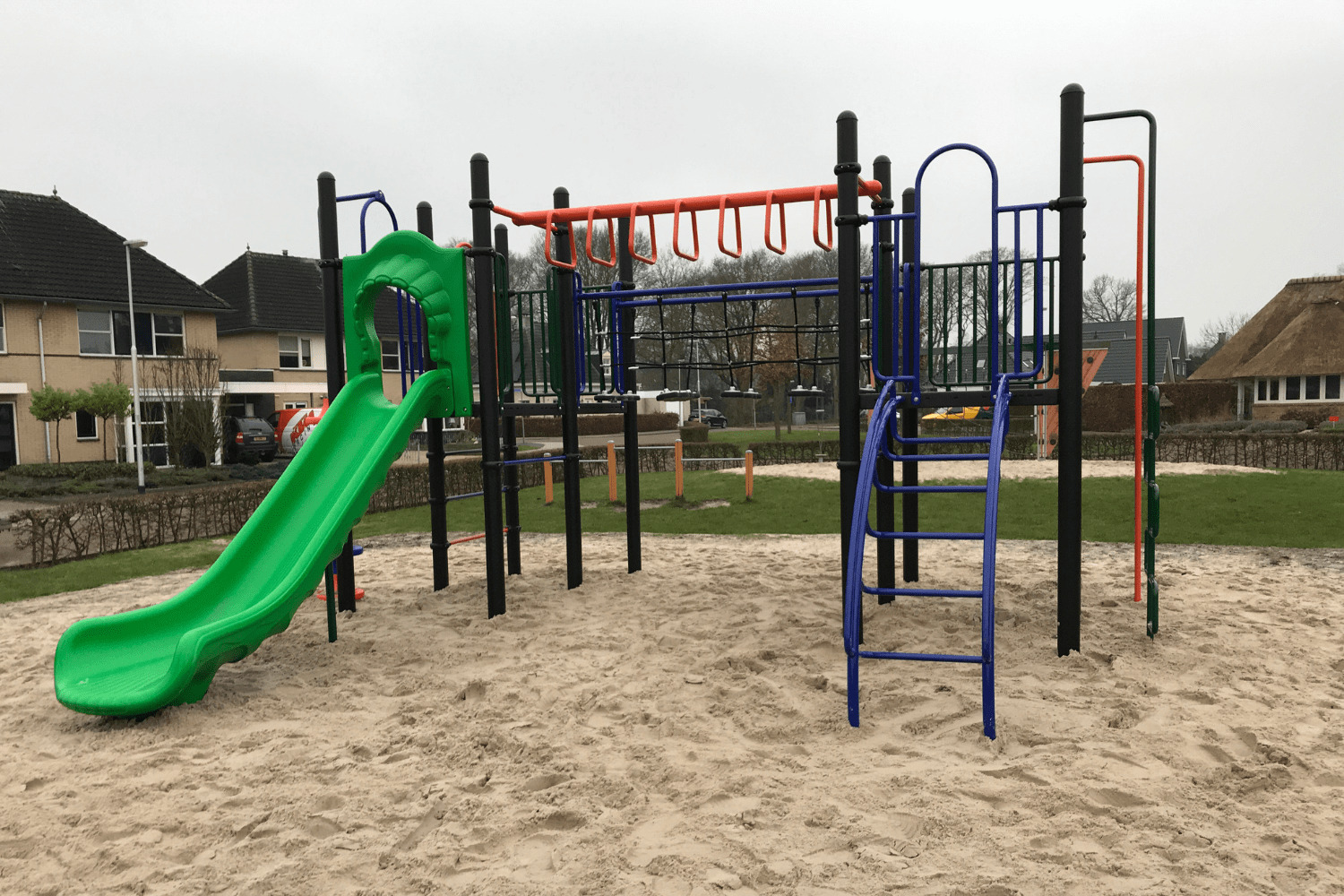 combinatietoestel met glijbaan op speelplek Kruidenlaan in Vroomshoop