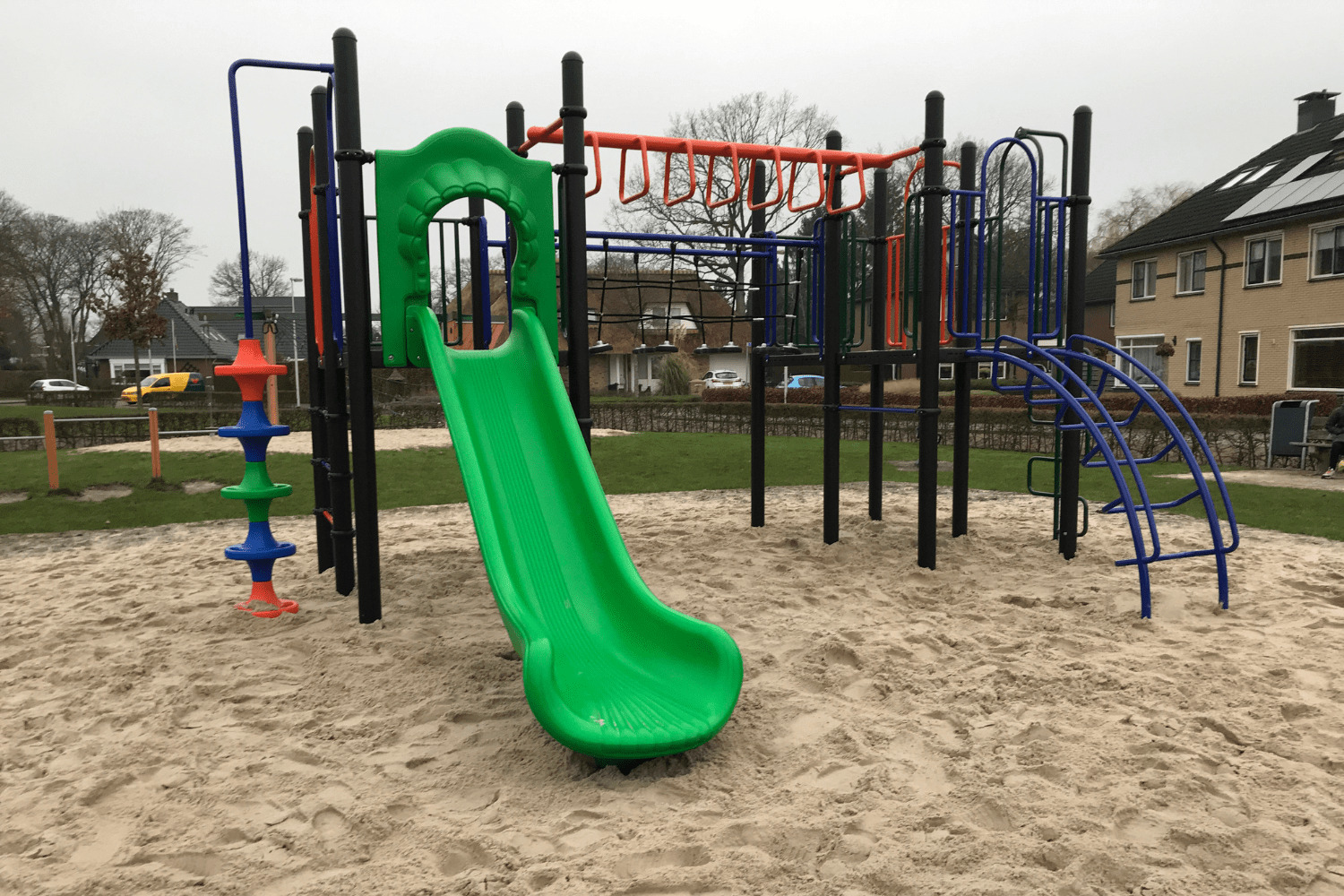 combinatietoestel met glijbaan op speelplek Kruidenlaan in Vroomshoop