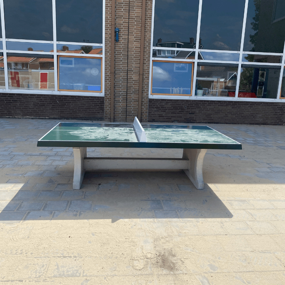 tafeltennistafel op schoolplein bij Paus Joannes in Haaksbergen