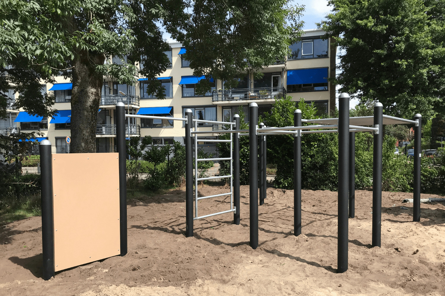 calisthenics sporttoestel op schoolplein bij basisschool De Rietakker in De Bilt