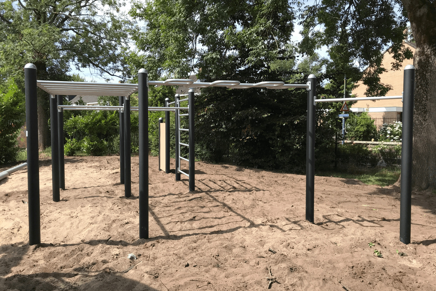 calisthenics sporttoestel op schoolplein bij basisschool De Rietakker in De Bilt