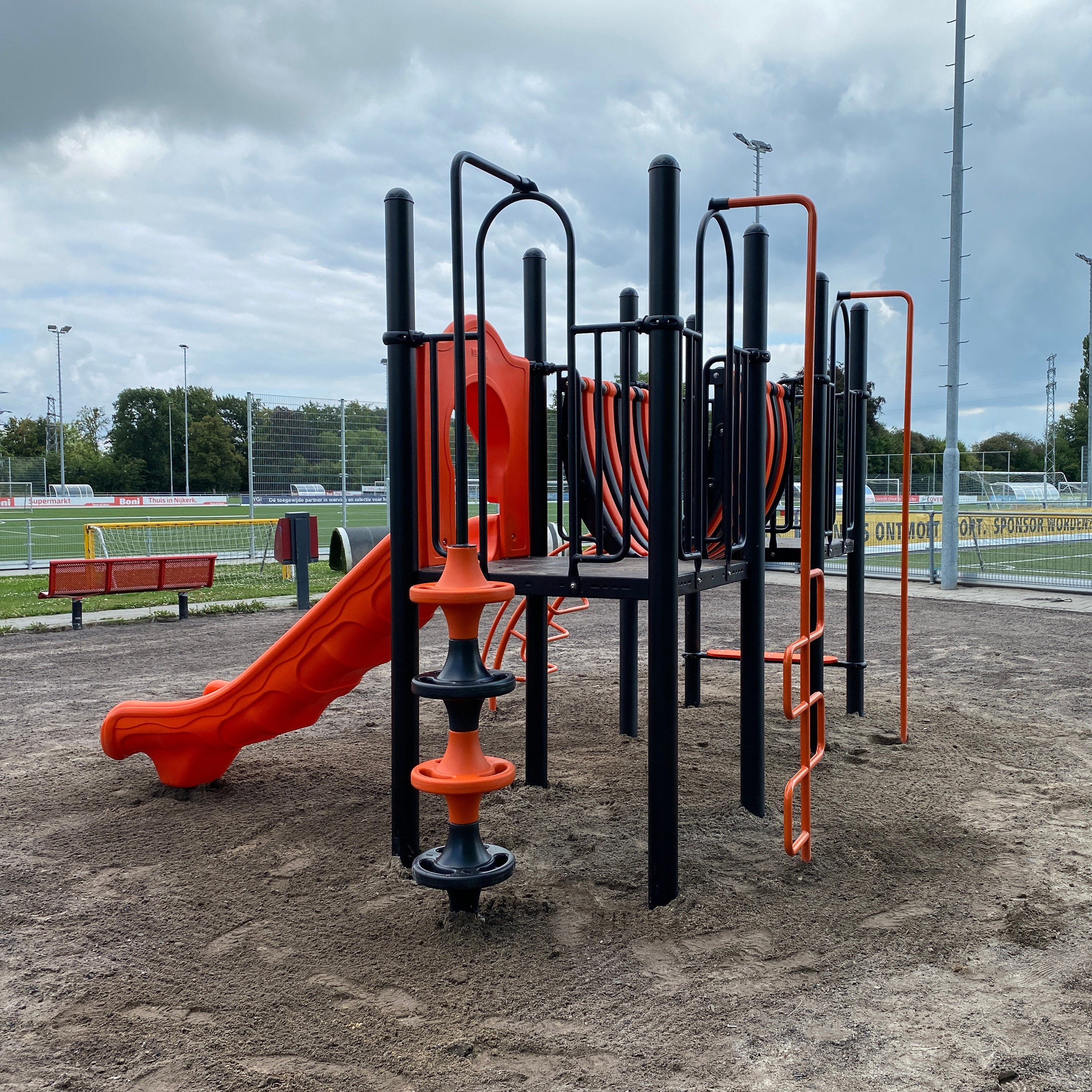 eigen ontwerp speeltoestel in clubkleuren van sportclub Sparta Nijkerk