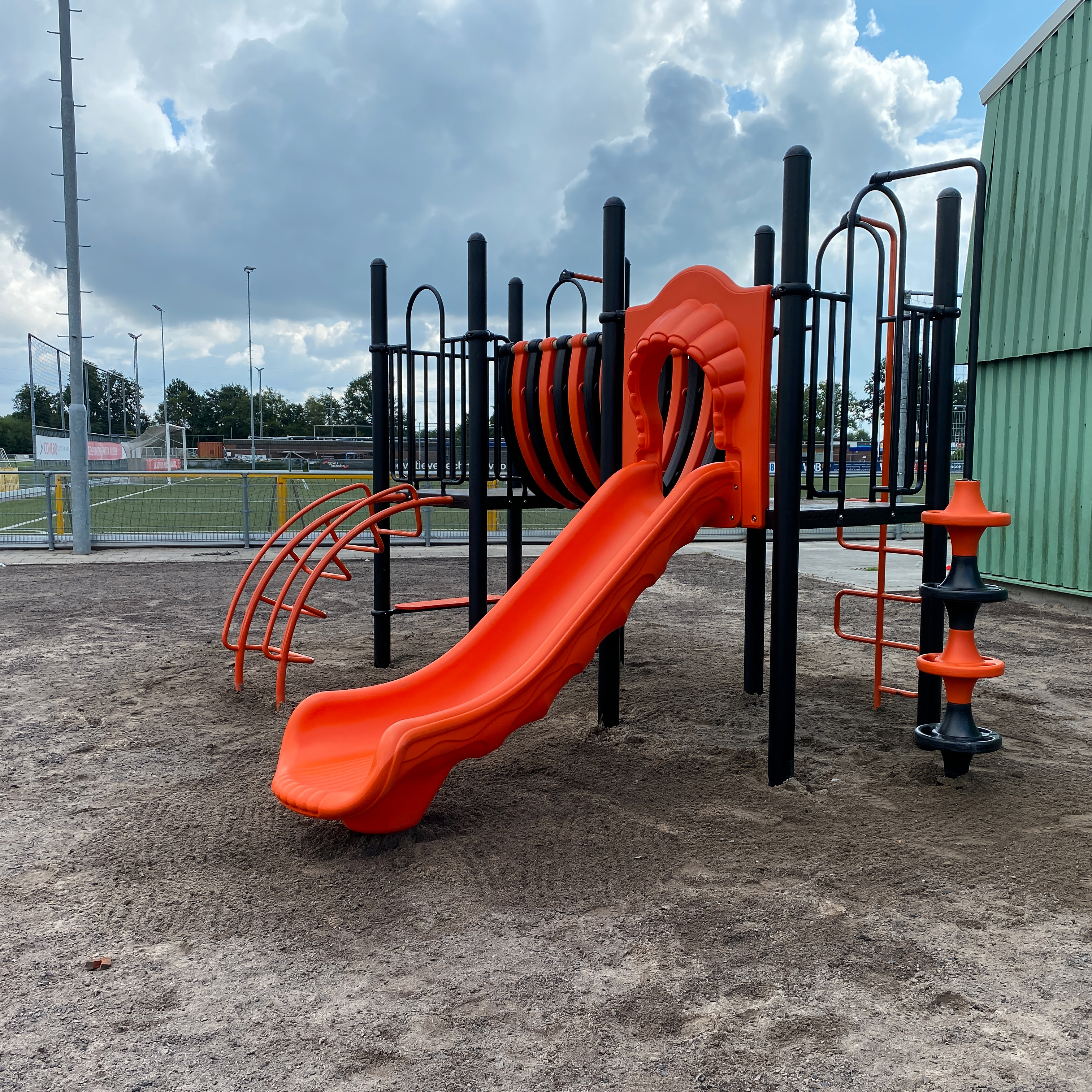 eigen ontwerp speeltoestel in clubkleuren van sportclub Sparta Nijkerk