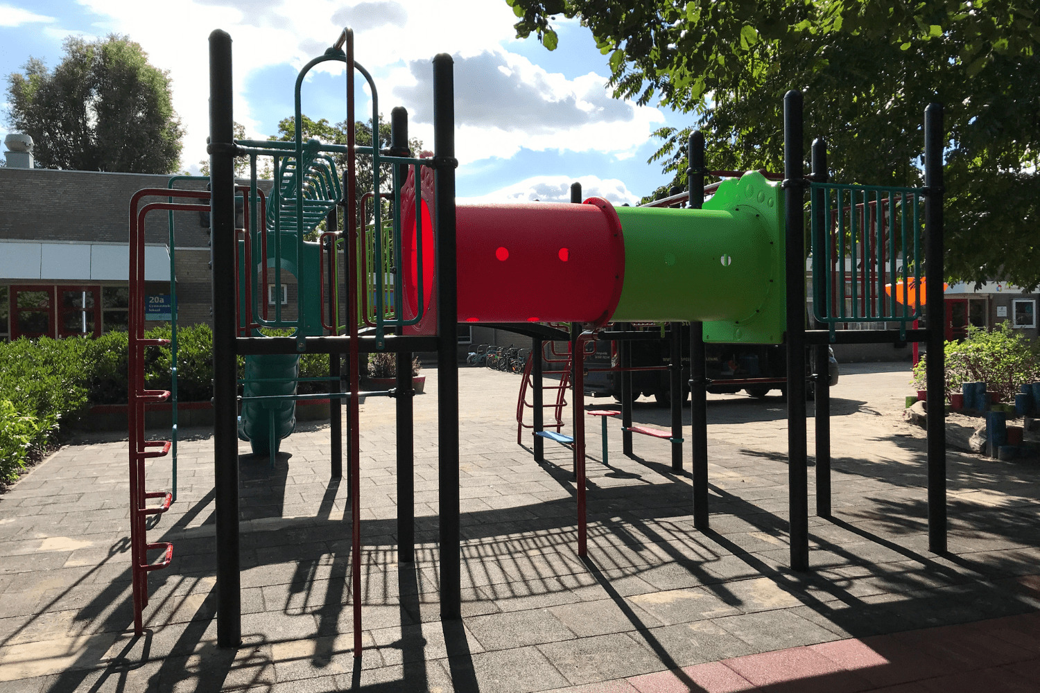 Metalen speeltoestel met kunststof glijbaan bij Josephschool in Pijnacker