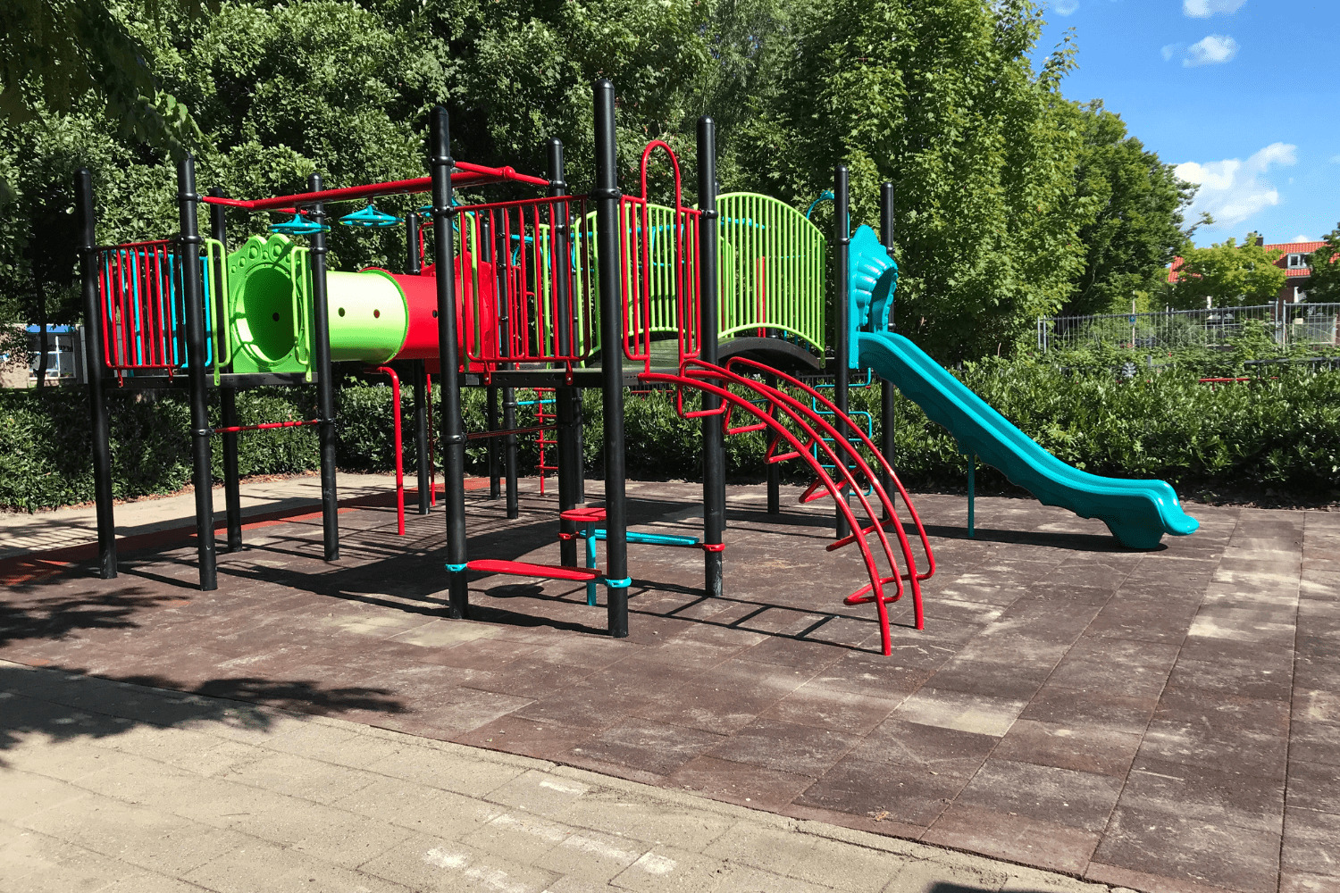 Metalen speeltoestel met kunststof glijbaan bij Josephschool in Pijnacker