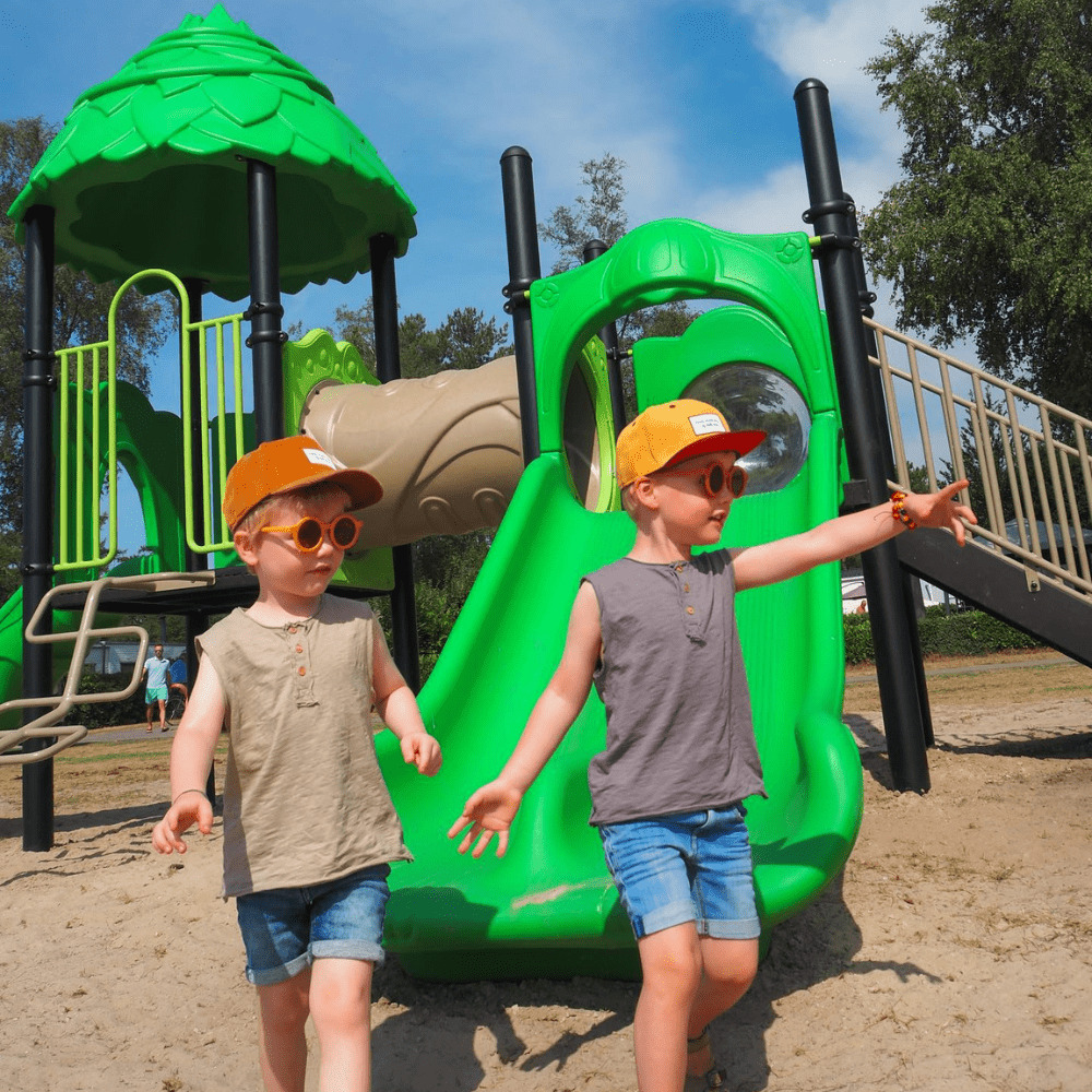 speeltoren met kunststof glijbanen op strand bij camping Achterste Hoef in Bladel