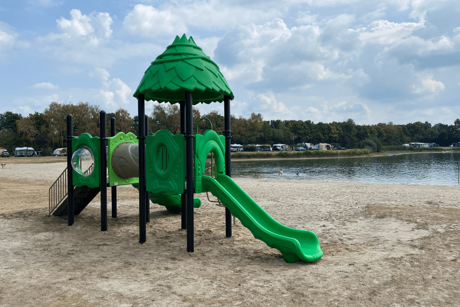 speeltoren met kunststof glijbanen op strand bij camping Achterste Hoef in Bladel