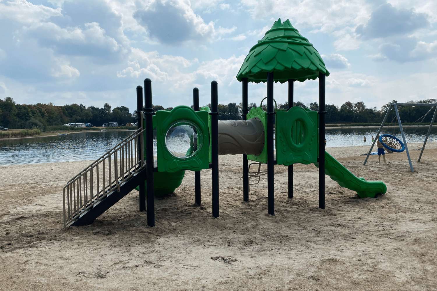 speeltoren met kunststof glijbanen op strand bij camping Achterste Hoef in Bladel