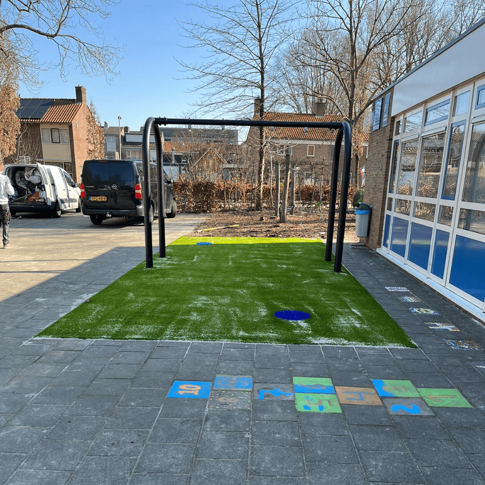 nieuwe schommel bij OBS De Driehoek in Marknesse