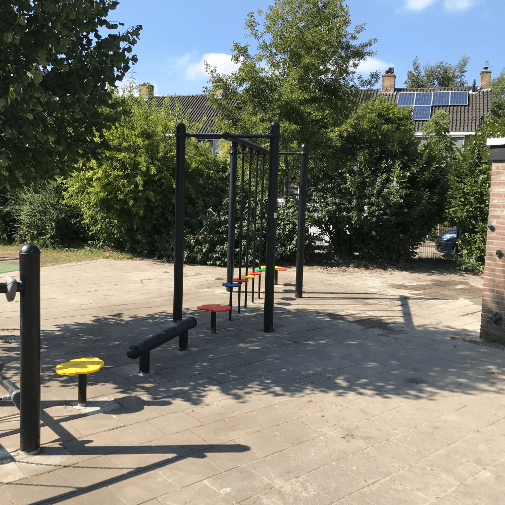 Balanceerparcours op schoolplein bij P.C. Basisschool De Rietakker De Bilt