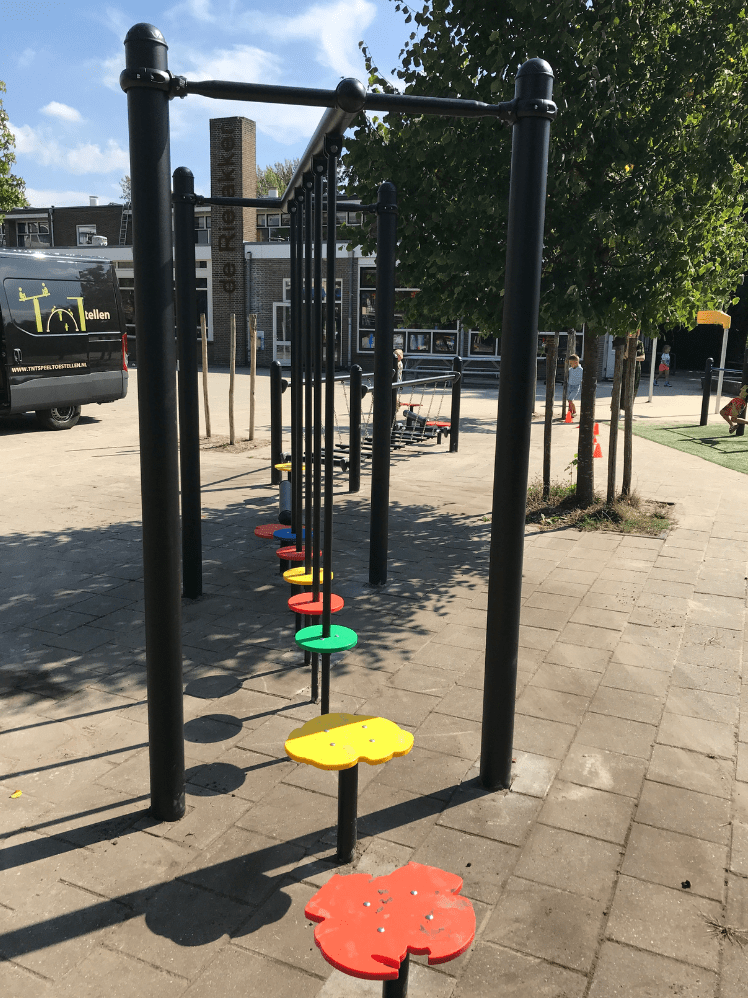 Balanceerparcours op schoolplein bij P.C. Basisschool De Rietakker De Bilt
