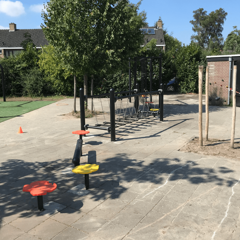 Balanceerparcours op schoolplein bij P.C. Basisschool De Rietakker De Bilt