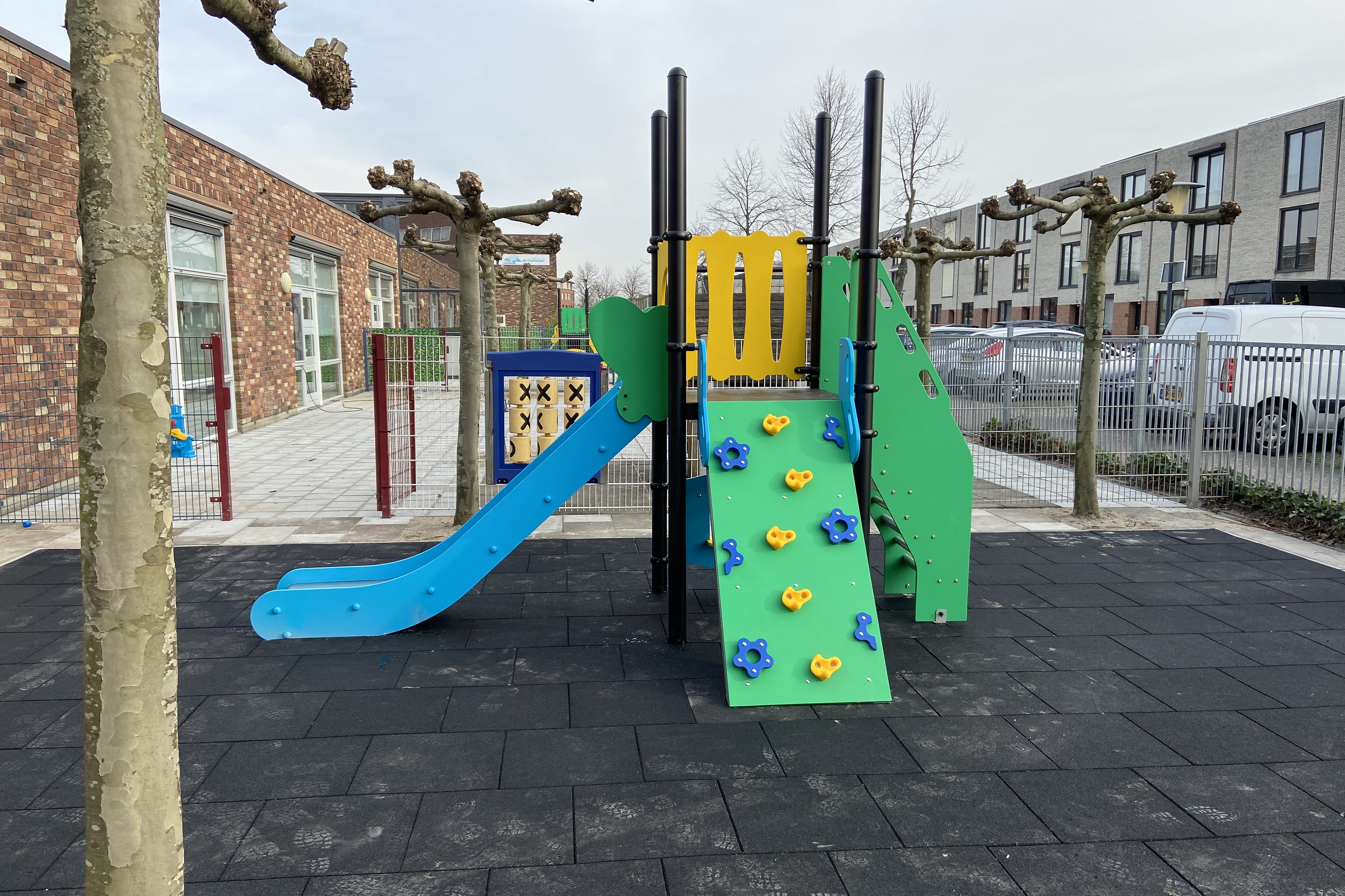Groene en gele speeltoren bij Kinderdienstencentrum Bolsterberg in Zoetermeer