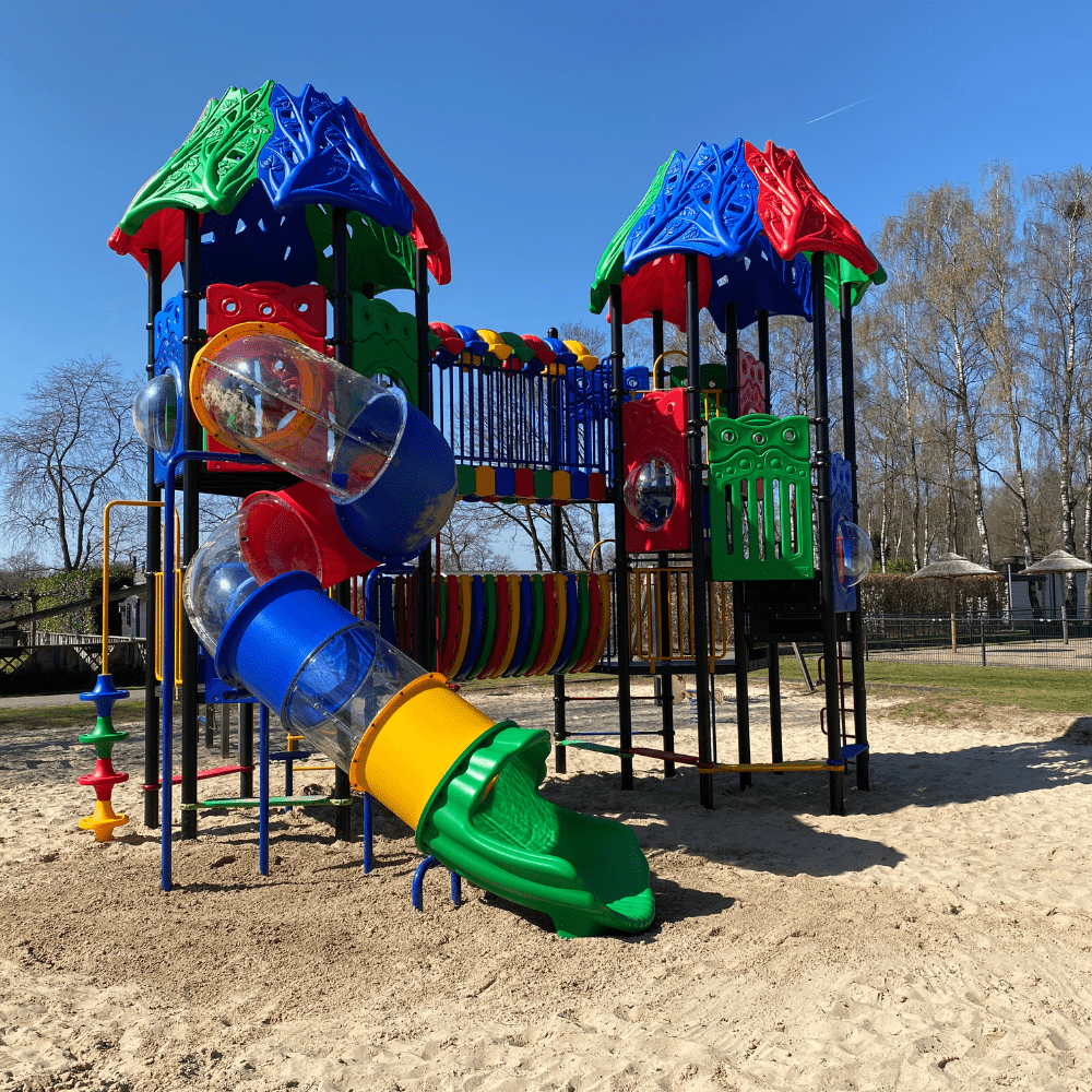 Kleurrijke speeltoren op de gezelligste camping van Twente