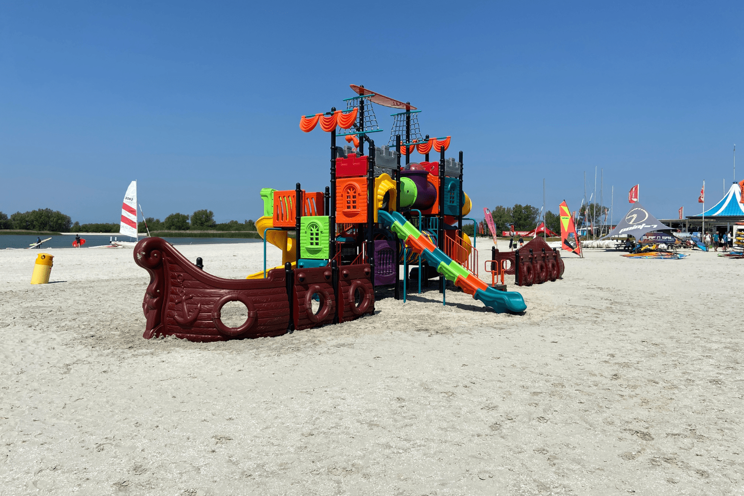 Speelboot bij Holle Poarte op Makkumerstrand aan IJsselmeer