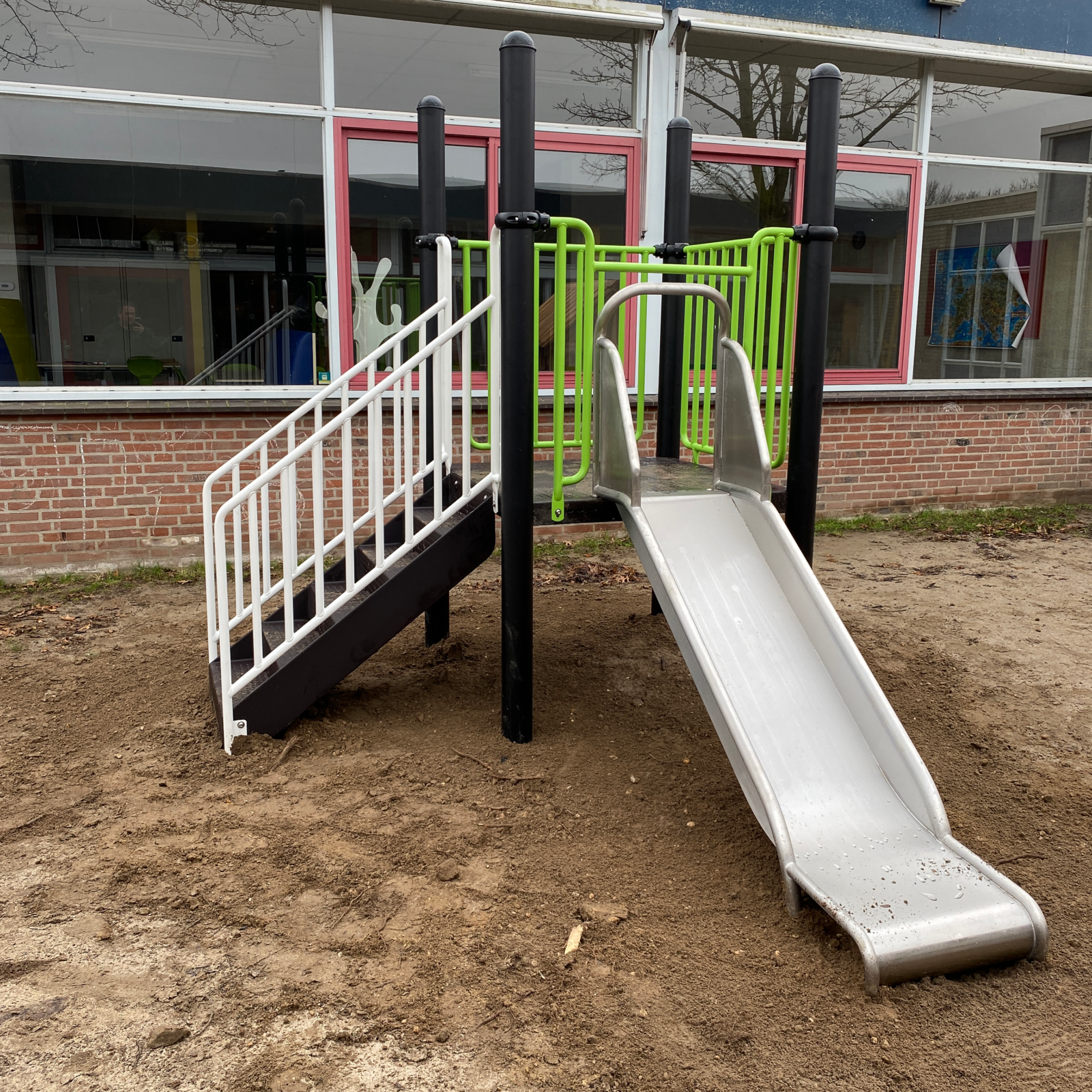 rvs glijbaan bij kinderdagverblijf Abeltje in Nijmegen