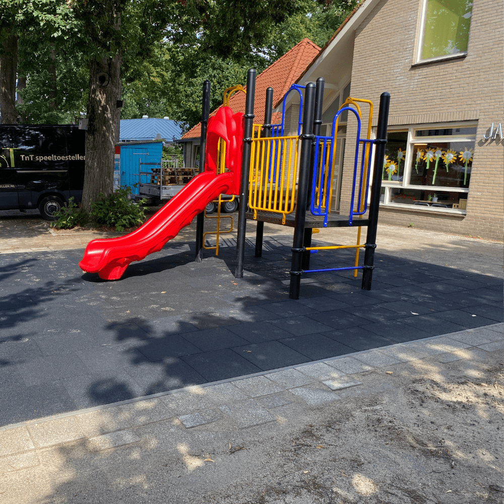 Combinatietoestel met rubber valtegels bij Vullerschool in Gorssel