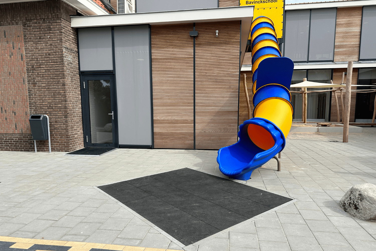 Glijbaan vanaf eerste verdieping schoolgebouw naar het schoolplein