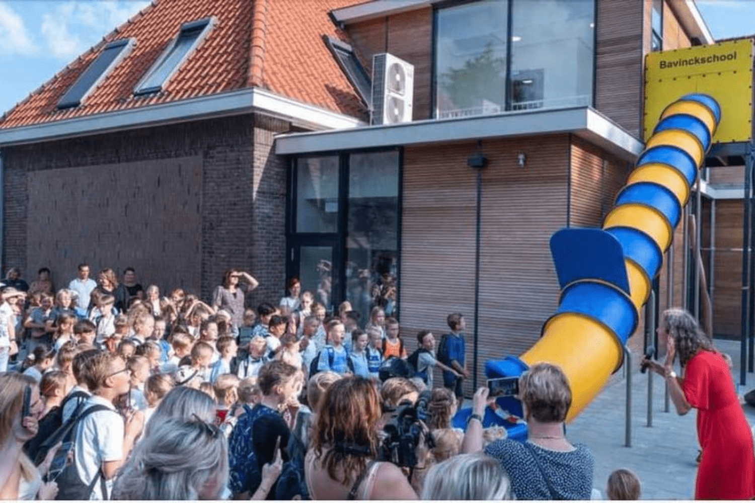 Feestelijke opening van de glijbaan bij Bavinckschool Bunschoten