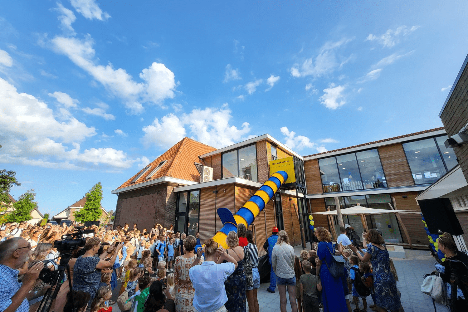 Feestelijke opening van de glijbaan bij Bavinckschool Bunschoten