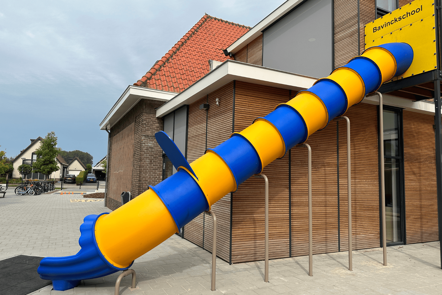 Glijbaan vanaf eerste verdieping schoolgebouw naar het schoolplein