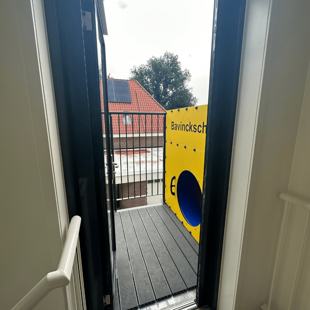 Glijbaan vanaf eerste verdieping schoolgebouw naar het schoolplein