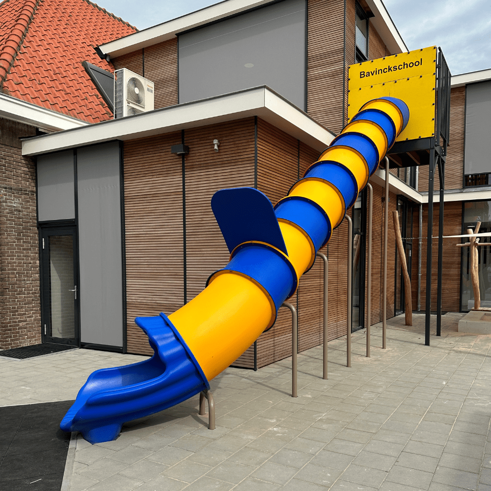 Glijbaan vanaf eerste verdieping schoolgebouw naar het schoolplein