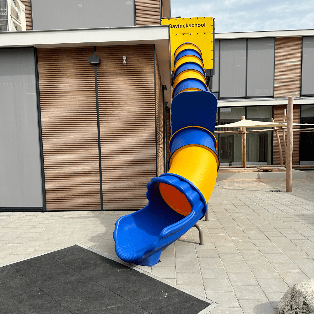 Glijbaan vanaf eerste verdieping schoolgebouw naar het schoolplein
